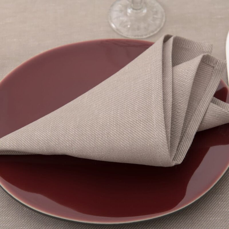 Gr&aring;aktig serviett, koma.