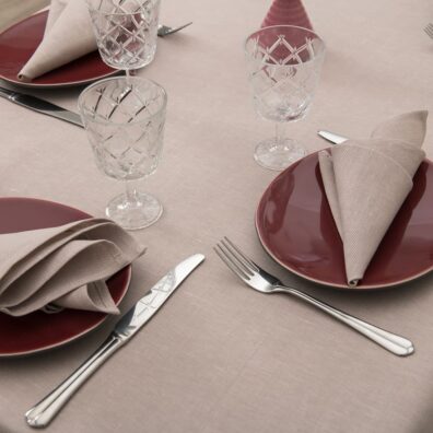 Serviett i gråaktig rosa farge.