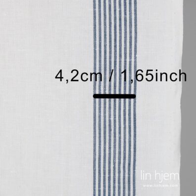 Kritthvitt halvlin stoff med blå striper.