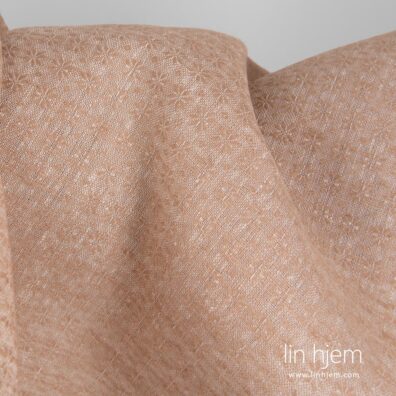 Linstoff i lys brun farge, med snøfnugg mønster.