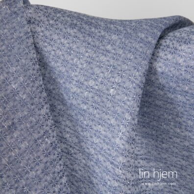 Linstoff med snøfnugg i blå farge.