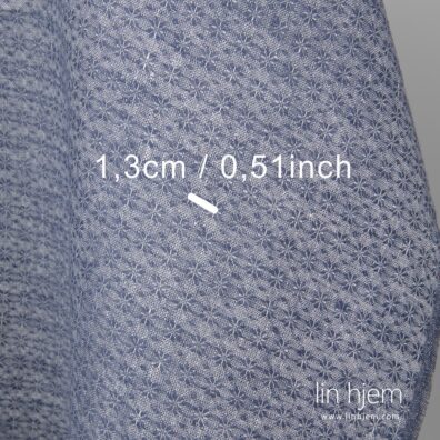 100% linstoff i blå farge, med snøfnugg.