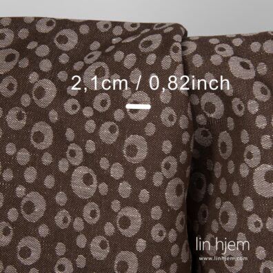 Brunt stoff i halvlin, med bobler.