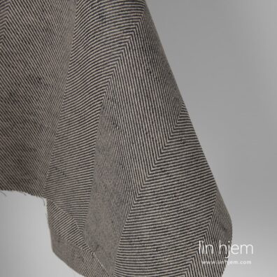 Mønstret mørkegrått stoff i halvlin.