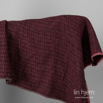 Vasket mønstret svart-rødt linstoff.