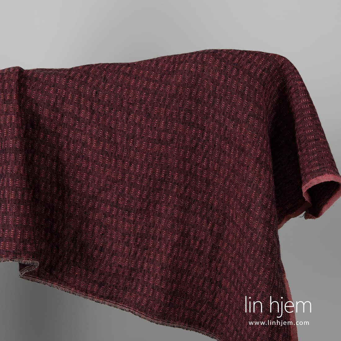 Vasket mønstret svart-rødt linstoff.