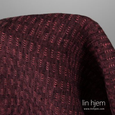 100% linstoff i rød/svart farge, vasket.