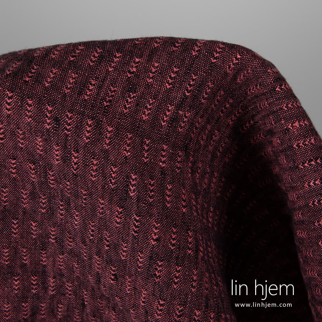 100% linstoff i rød/svart farge, vasket.