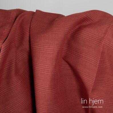 Stripete rødt halvlin stoff.