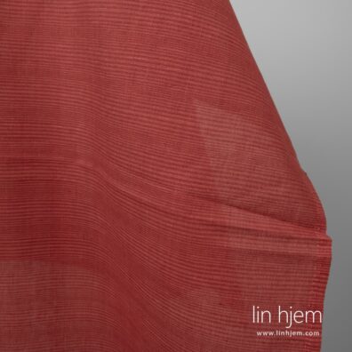 Rødt stoff i halvlin, med striper.