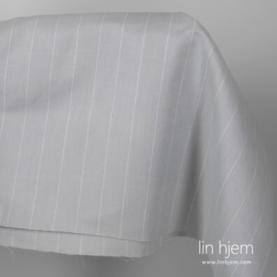 Bredt lysegrått lin-bomull stoff i striper.