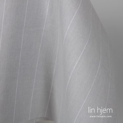 Stripete bredt lin-bomull stoff i lys grå farge.