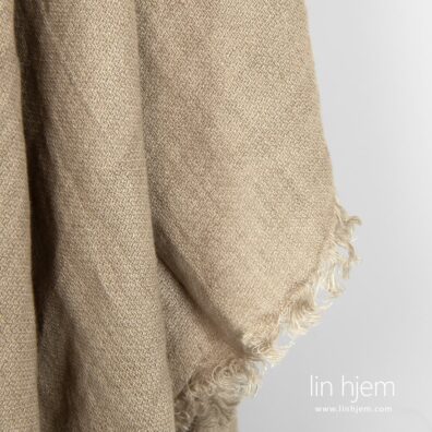 Skjerf i brun farge av lin.