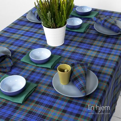 Halvlin duk i blå, karo.