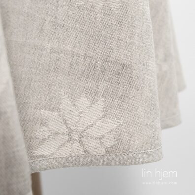 Grå farget halvlin duk.