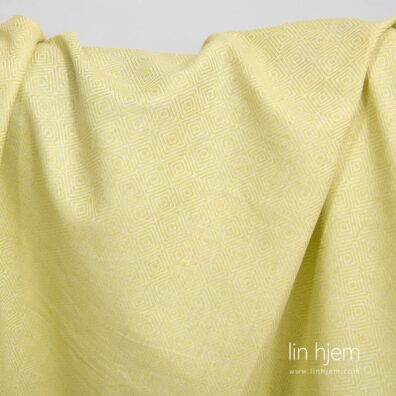 Halvlin stoff med lysegrønne romber.