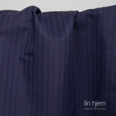 Mørkeblått halvlin stoff med striper.