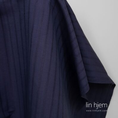 Mørk blå farget halvlin stoff.