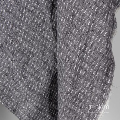 Vasket svart/hvitt linstoff, mønstret.