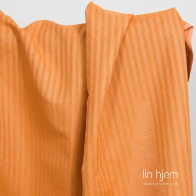 Oransje stripete halvlin stoff.