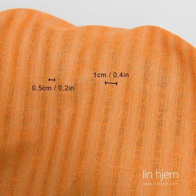 Stripete halvlin stoff i oransje farge.