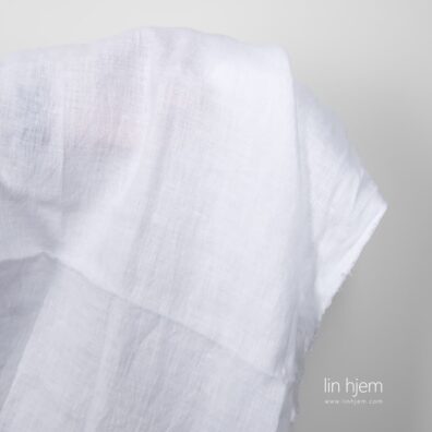 Kritthvitt vasket linstoff.