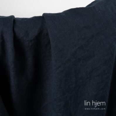 Mørk blå farget 100% linstoff, vasket.