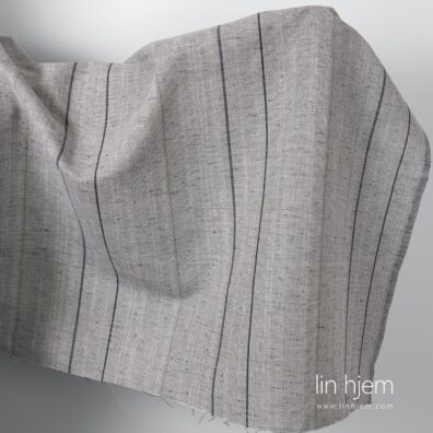 Grått halvlin stoff med svarte striper.