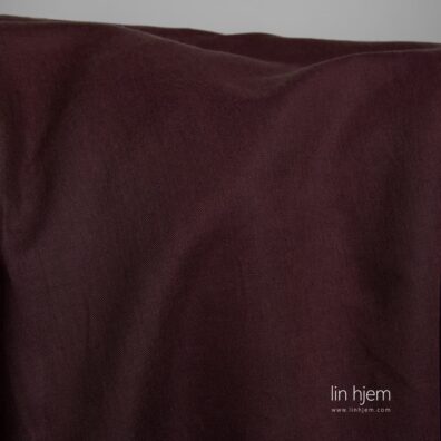 Mørkerødt halvlin stoff.