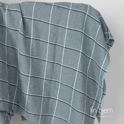 Grønnaktig rutete vasket linstoff.