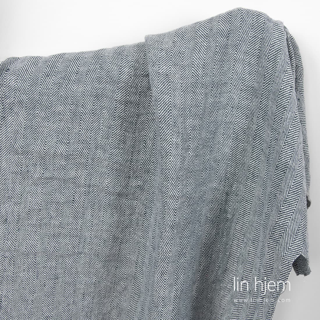 Blått/hvitt vasket linstoff i gran mønster.