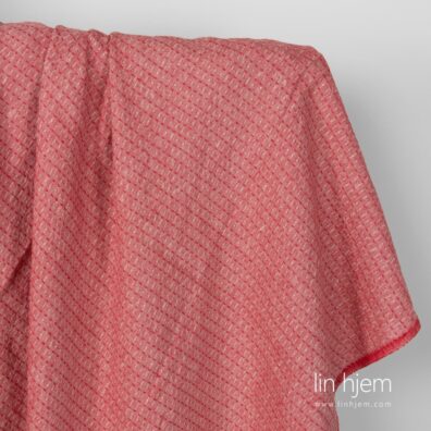 Rødt mønstret vasket linstoff.