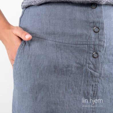 Blåaktig skjørt i lin.