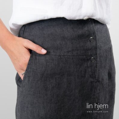 100% linskjørt, svart.