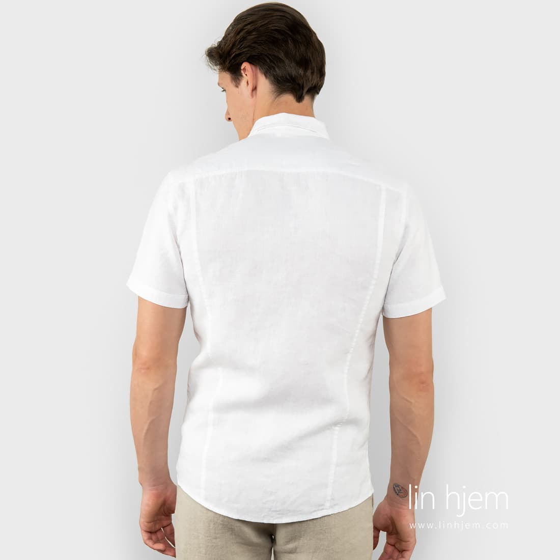 Corto hvit skjorte av lin.