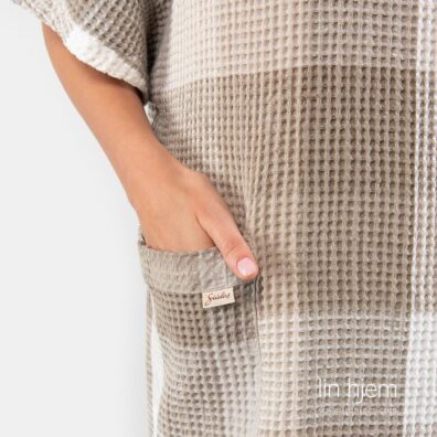 Grå farget lin-bomull stoff poncho.