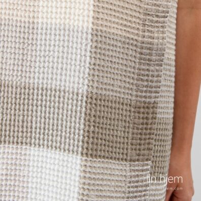 Grå farget lin-bomull håndkle.