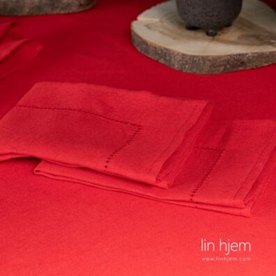 Rød farget serviett av halvlin.