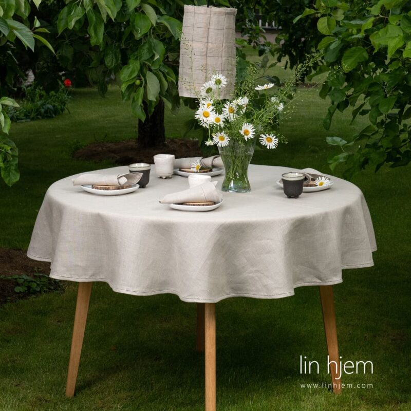 Rund oval gr&aring; duk, aira.