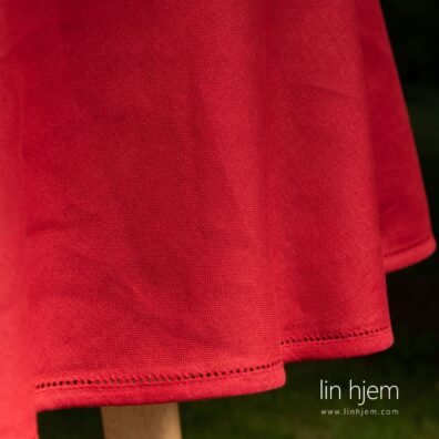 Rød farget rund duk, luna.