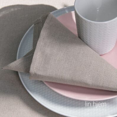 Grå farget serviett, metis.