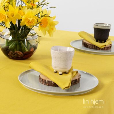 Gul farget halvlin duk.