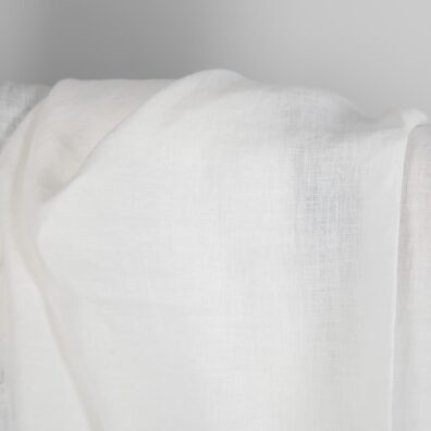 Melkehvitt vasket 100% linstoff, spesielt vasket med ny teknologi for å gjøre stoffet mykt, skånsomt. Krymper ikke.