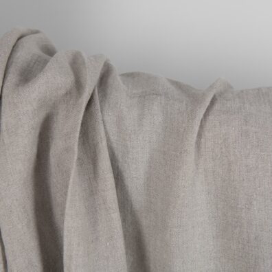 Spesielt vasket med ny teknologi som gjør dette stoffet litt krøllete, krymper ikke.