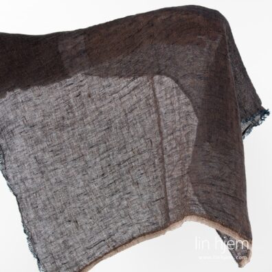 Gjennomsiktig vasket blått/brunt linstoff.