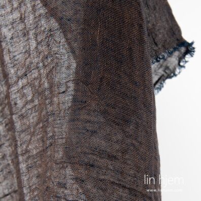 100% linstoff av blå brun farge, vasket.