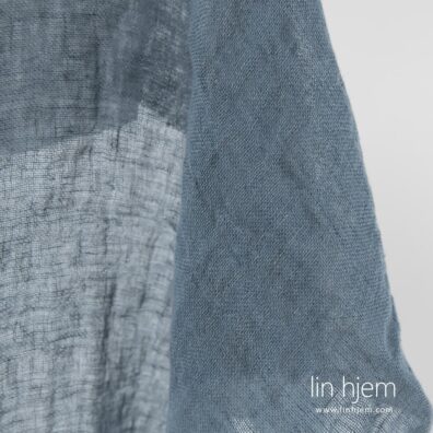 Vasket gjennomsiktig grått blått linstoff.