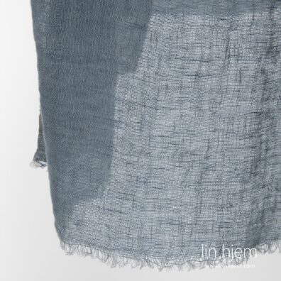 Blått grått gjennomsiktig vasket linstoff.