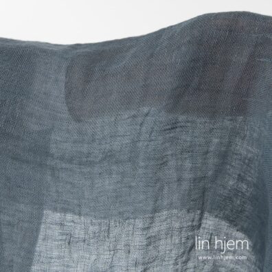 Blå grå farget linstoff, vasket gjennomsiktig.