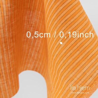 Oransje farget 100% linstoff, stripete.